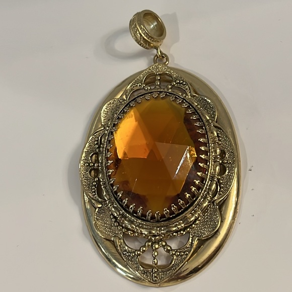 Vintage Oval Amber Pendant set in beautiful bezel. Faceted stone. Pendant only. - Picture 2 of 15